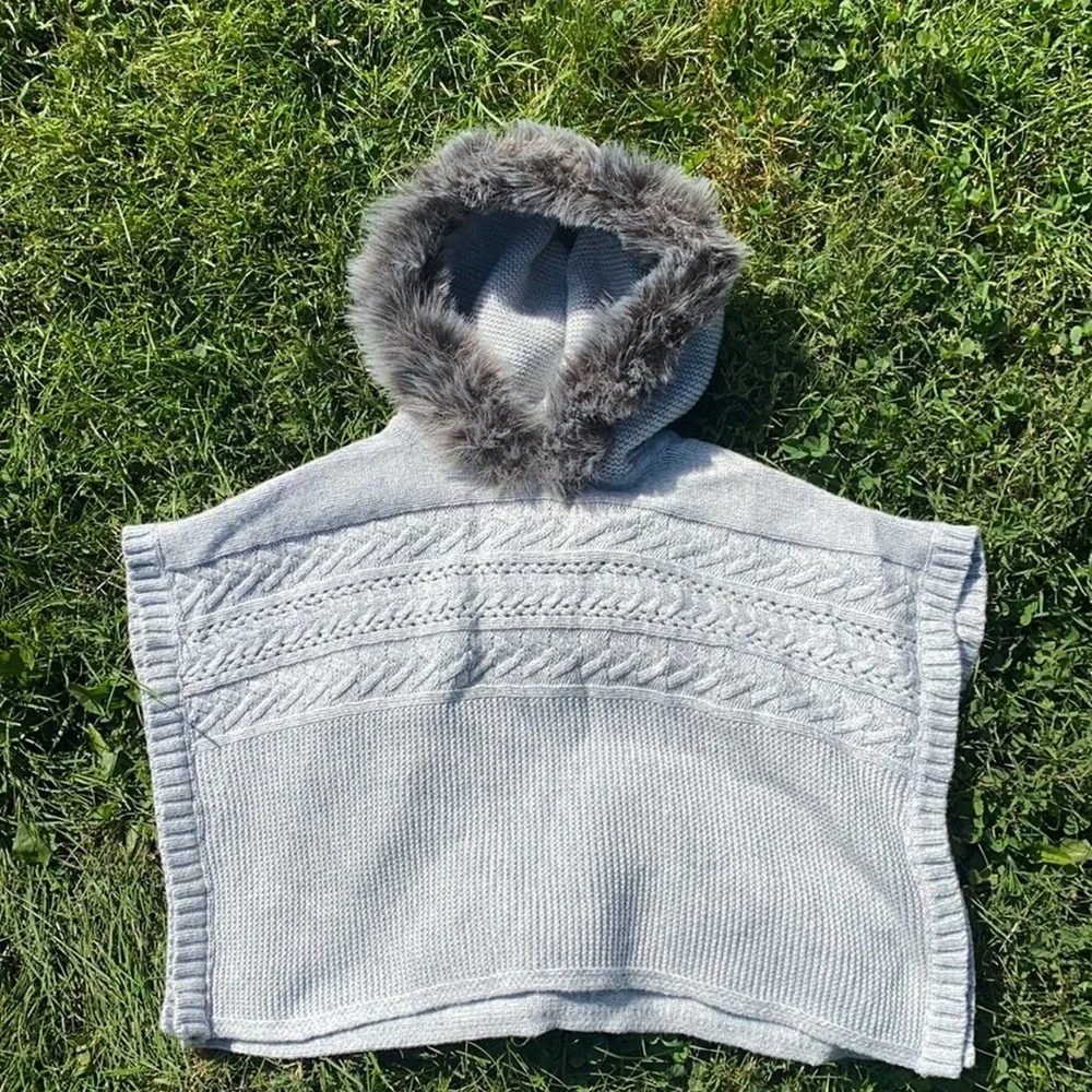 BabyGap Cable Knit Poncho with Faux Fur Trimmed Hood (3T)